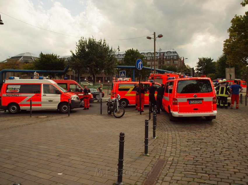 2 Denkmalkletterer hielten Feuerwehr und Polizei in Trapp Koeln Heumarkt P001.JPG
